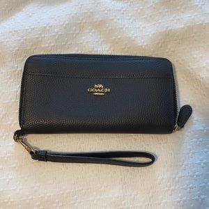 Wristlet/wallet coach